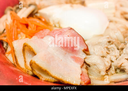 La nourriture japonaise. Les nouilles Udon avec bacon, oeufs, ​​Pork fabricants,carottes et bael mushroom.fermé.copie espace.(Soft focus) Banque D'Images