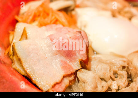 La nourriture japonaise. Les nouilles Udon avec bacon, oeufs, ​​Pork fabricants,carottes et bael mushroom.fermé.copie espace.(Soft focus) Banque D'Images