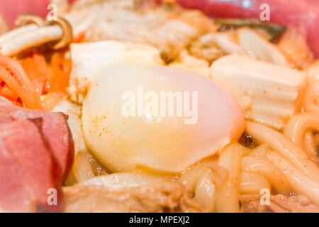 La nourriture japonaise. Les nouilles Udon avec bacon, oeufs, ​​Pork fabricants,carottes et bael mushroom.fermé.copie espace.(Soft focus) Banque D'Images