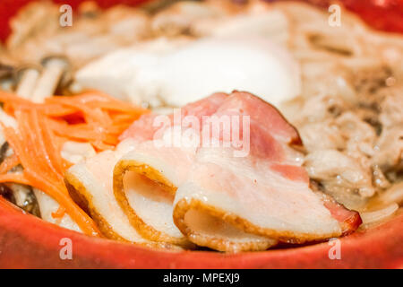 La nourriture japonaise. Les nouilles Udon avec bacon, oeufs, ​​Pork fabricants,carottes et bael mushroom.fermé.copie espace.(Soft focus) Banque D'Images