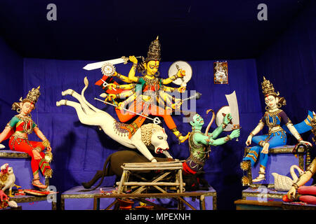 Durga puja idol dans un pandal à Kolkata, Inde Banque D'Images