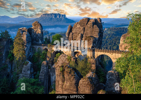 Pont entre des rochers près de Rathen, Allemagne, Europe Sachsische Schweiz Banque D'Images