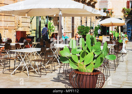 Syracuse, Italie - le 28 septembre 2017 : cozy street cafe à Syracuse, Sicile, Italie Banque D'Images