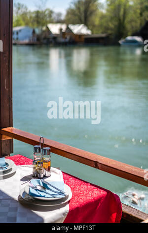 Riverside restaurant en bois sur la rive de la rivière Bojana Ada près de Ulcinj, spécialisée dans l'excellente soupe de poisson frais, le Monténégro Banque D'Images