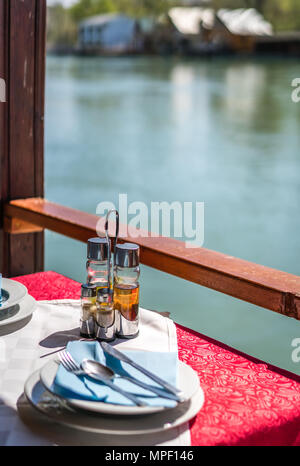 Riverside restaurant en bois sur la rive de la rivière Bojana Ada près de Ulcinj, spécialisée dans l'excellente soupe de poisson frais, le Monténégro Banque D'Images