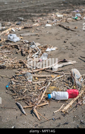 De grandes quantités de déchets rejetés par la mer, les ordures et les bouteilles en plastique sur la rive du magnifique une fois près de Velika Plaza Ulcinj, Monténégro Banque D'Images