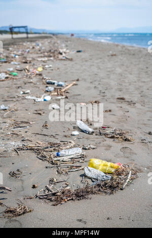 De grandes quantités de déchets rejetés par la mer, les ordures et les bouteilles en plastique sur la rive du magnifique une fois près de Velika Plaza Ulcinj, Monténégro Banque D'Images