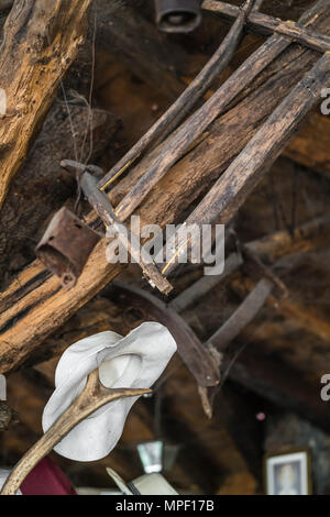 Gros plan détail d'un vieux chapeau blanc suspendu à une branche en bois dans un ancien hangar agricole transformé restaurant Banque D'Images