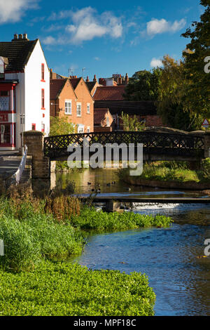 Pont métallique sur la rivière Leven Shérif devient à North Yorkshire, UK Banque D'Images