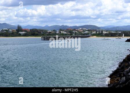 21 avril 2018. Bateau de vitesse dans l'eau en direction de jetée à jetée plage en ville australienne de Coffs Harbour. Aperçu de l'ensemble des jetty en Australie. Banque D'Images