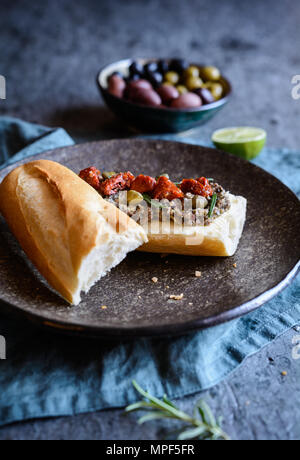 Sandwich au Camembert, propagation et tapenade de tomates séchées au soleil Banque D'Images
