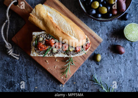 Sandwich au Camembert, propagation et tapenade de tomates séchées au soleil Banque D'Images