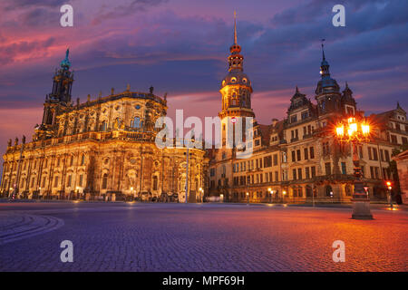 Coucher de Dresde et Residenzschloss bâtiments Hofkirche en Allemagne Banque D'Images