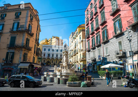 NAPLES, ITALIE - circa 2017 octobre : matin panoramique vue de la fontaine de Monteoliveto baroque sur la place du même nom. Banque D'Images