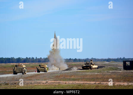 A M1 Assault Breacher véhicule du 10e bataillon du génie tire une ligne de déminage pour violation d'un obstacle au cours de l'exercice Combined Arms Live-Fire à Fort Stewart, en Géorgie le 13 février. L'exercice de manœuvre forcée commandants de compagnie d'intégrer les instruments essentiels de maximiser les effets sur l'ennemi. Banque D'Images