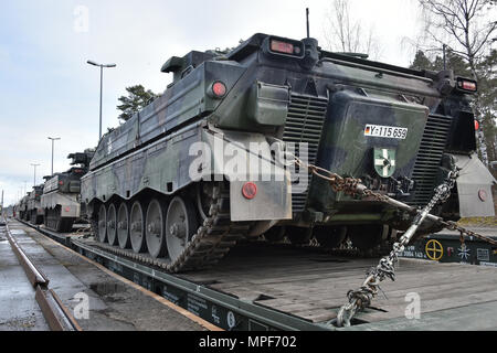 Les véhicules de combat d'infanterie Marder du 122e bataillon d'infanterie mécanisée allemand, 12e brigade blindée, 10e Panzer Division, sont chargés sur des chariots de chemin de fer à Grafenwoehr Tower Barracks Railhead, Allemagne, 21 février 2017. L’opération assure le transport de véhicules blindés, la préparation au déploiement, le soutien d’infanterie mécanisée, la présence avancée renforcée de l’OTAN, la logistique des chefs de train, la mobilité des troupes, la coordination opérationnelle, les contrôles de maintenance, sécurité des véhicules et déploiement multinational pour les opérations dans la Baltique. Banque D'Images