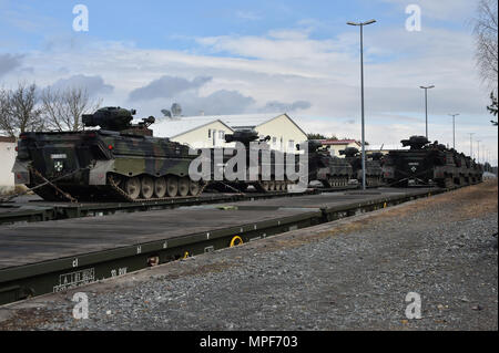 Les véhicules de combat d'infanterie Marder affectés au 122e bataillon d'infanterie mécanisée allemand, 12e brigade blindée, 10e Panzer Division, sont sécurisés sur des chariots de chemin de fer à Grafenwoehr Tower Barracks Railhead, Allemagne, 21 février 2017. Les opérations comprennent la sécurisation des véhicules, la logistique ferroviaire, le transport d'infanterie mécanisée, la préparation des blindés, la coordination de l'OTAN, déploiement des troupes, préparation opérationnelle, entretien, engagement militaire multinational et présence avancée renforcée dans la région de la Baltique. Banque D'Images