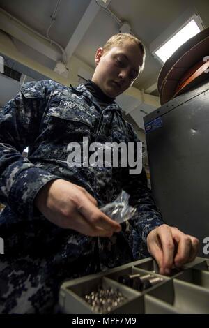 170217-N-BR551-052 Bremerton, Washington (fév. 17, 2017), l'Aviateur Thomas Prosser de Tacoma, Washington, trie les pièces de machines diverses à bord du USS JOHN C. STENNIS (CVN 74). John C. Stennis mène une disponibilité progressive prévue (PIA) au chantier naval de Puget Sound et l'Installation de maintenance de niveau intermédiaire, au cours de laquelle le navire est soumis à des activités de maintenance et de mise à niveau. (U.S. Photo par marine Spécialiste de la communication de masse Dakota 3e classe Rayburn / relâché) Banque D'Images