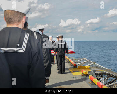 Océan Atlantique (fév. 18, 2016) - Les Marins participer à un enterrement en mer cérémonie tenue sur le côté tribord de l'élévateur de l'avion d'assaut amphibie USS Iwo Jima (DG 7). Les marins à bord de Iwo Jima a engagé un total de 18 militaires et deux membres de la famille à la mer. (U.S. Photo par marine Spécialiste de la communication de masse de la classe de 3ème M. Dary Patten/libérés) Banque D'Images