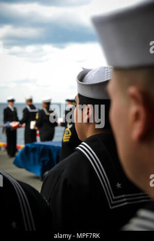 Océan Atlantique (fév. 18, 2016) - Les Marins participer à un enterrement en mer cérémonie tenue sur le côté tribord de l'élévateur de l'avion d'assaut amphibie USS Iwo Jima (DG 7). Les marins à bord de Iwo Jima a engagé un total de 18 militaires et deux membres de la famille à la mer. (U.S. Photo par marine Spécialiste de la communication de masse de la classe de 3ème M. Dary Patten/libérés) Banque D'Images