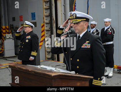 Océan Atlantique (fév. 18, 2016) - Le Cmdr. Paul Tremblay, un aumônier de la Marine, prononce une allocution lors d'une inhumation en mer cérémonie tenue à bord du navire d'assaut amphibie USS Iwo Jima (DG 7). Les marins à bord de Iwo Jima a engagé un total de 18 militaires et deux membres de la famille à la mer. (U.S. Photo par marine Spécialiste de la communication de masse/Coxwest C. Daniel Seaman) Parution Banque D'Images