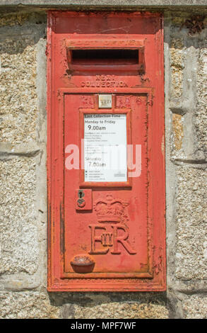 Post Box Rouge, Helston, Cornwall, UK Banque D'Images