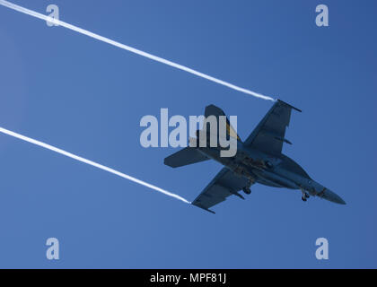 Océan Pacifique (fév. 20, 2017) - Un F/A-18E Super Hornet, de l'Autodéfense de Strike Fighter Squadron (VFA) 151, les mouches au-dessus du pont d'envol du porte-avions USS Nimitz (CVN 68). Nimitz est actuellement en cours de remplacement de la flotte des qualifications de l'opérateur de l'Escadron. (U.S. Photo de la marine du Maître de 2e classe Holly L. Herline/libérés) Banque D'Images