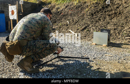 Le s.. Justin Bryant, un technicien des explosifs et munitions avec SPMAGTF-CR-AF LCE, place un système de rayons X en face d'un engin explosif improvisé lors d'un ciblage précis, non loin de la base aéronavale de Sigonella, en Italie, le 21 février 2017. Le système à rayons X permet à l'EOD techniciens pour analyser et confirmer le contenu d'un EEI avant neutralisation. (U.S. Marine Corps photo par le Cpl. Samuel Guerra/libérés) Banque D'Images