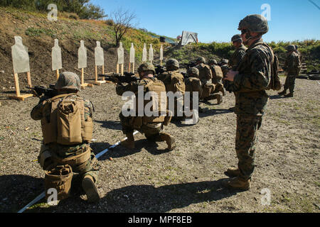 Fusiliers marins et marins avec un SPMAGTF-CR-AF, l'engagement de cibles dans la position à genoux lors d'une Table Trois loin de la base aéronavale de Sigonella, en Italie, le 21 février 2017. Les Marines et les marins servent de l'élément de combat air-sol marin à des fins spéciales pour groupe de travail - en cas de crise - l'Afrique ; l'activation de la protection des membres du personnel américain, les biens et intérêts en Europe et en Afrique. (U.S. Marine Corps photo par le Cpl. Samuel Guerra/libérés) Banque D'Images