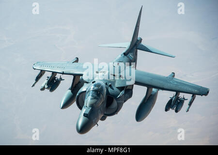 Un U.S. Marine Corps AV-8B Harrier se sépare d'un KC-10 Extender après reçoit du carburant lors d'une mission à l'appui de groupe Force-Operation résoudre inhérent au sujet de l'Irak, le 22 février 2017.Le KC-10 Extender débarqué 126 000 livres de carburant à des avions de la Coalition qui travaillent à affaiblir et détruire l'État islamique en Irak et au levant de la paix dans la région du Moyen-Orient et dans le monde. (U.S. Air Force photo/Senior Airman Tyler Woodward) Banque D'Images