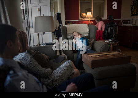 La famille du chef Master Sgt. Tom Kimball profiter de leur matinée avant de partir à la retraite du chef de cérémonie, Feb 17, 2017 à son domicile en dehors de Denver Co. Kimball a servi plus de 24 ans dans l'Armée de l'air. (U.S. Air Force Photo/Tech. Le Sgt. David Salanitri) Banque D'Images