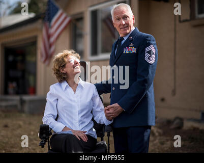 Tracey Kimball, épouse du chef Master Sgt. Tom Kimball, rires que son mari essaie de poser pour une photo, le 17 février 2017 quelques minutes avant de partir pour sa retraite officielle cérémonie. Kimball a servi plus de 24 ans dans l'Armée de l'air. (U.S. Air Force Photo/Tech. Le Sgt. David Salanitri) Banque D'Images