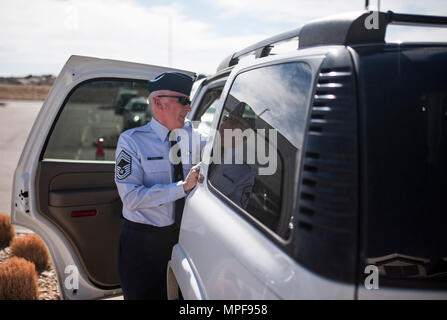 Le sergent-chef en chef. Tom Kimball arrive sur le site de sa retraite 17 févr. 2017 à Buckley Air Force Base, Co. Kimball a servi plus de 24 ans dans l'Armée de l'air. (U.S. Air Force Photo/Tech. Le Sgt. David Salanitri) Banque D'Images