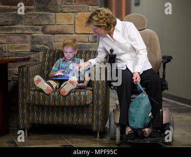 Tracey Kimball, épouse du chef Master Sgt. Tom Kimball, joue avec son petit-fils, Jack, quelques minutes avant le début de la retraite du chef de la cérémonie, le 17 février 2017 à Buckley Air Force Base, Co. Kimball a servi plus de 24 ans dans l'Armée de l'air. (U.S. Air Force Photo/Tech. Le Sgt. David Salanitri) Banque D'Images