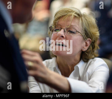 Tracey Kimball, épouse du chef Master Sgt. Tom Kimball, broches Broche la retraite sur son mari après que le directeur général a officiellement pris sa retraite de l'Armée de l'air, 17 févr. 2017 à Buckley Air Force Base, Co. Kimball a servi plus de 24 ans dans l'Armée de l'air. (U.S. Air Force Photo/Tech. Le Sgt. David Salanitri) Banque D'Images