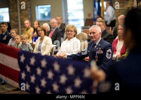 Le drapeau de la retraite est rabattu pour Master Chef Sgt. Tom Kimball 17 février 2017 à Buckley Air Force Base, Co. Le pliage du drapeau officiel, est une tradition de l'Armée de l'air. (U.S. Air Force Photo/Tech. Le Sgt. David Salanitri) Banque D'Images