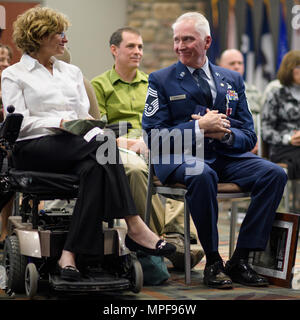 Le sergent-chef en chef. Tom Kimball partage un moment de joie, de tristesse et de fierté avec son épouse, Tracey, secondes après avoir reçu son drapeau de la retraite, le 17 février 2017 à Buckley Air Force Base, Co. Kimball a servi plus de 24 ans dans l'Armée de l'air. (U.S. Air Force Photo/Tech. Le Sgt. David Salanitri) Banque D'Images