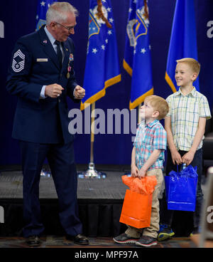 Le sergent-chef en chef. Tom Kimball présente son petit-fils est présente au cours de sa retraite, le 17 février 2017 à Buckley Air Force Base, Co. Kimball a servi plus de 24 ans dans l'Armée de l'air. (U.S. Air Force Photo/Tech. Le Sgt. David Salanitri) Banque D'Images