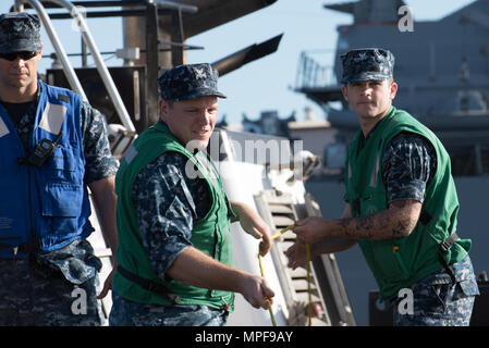 (16 février 2017) membres de l'USS Texas (SSN 775) Ligne poignée qui rentrent au port après des opérations de routine en mer le 16 février 2017. (U.S. Photo par marine Spécialiste de la communication de masse 1ère classe Daniel Hinton) Banque D'Images