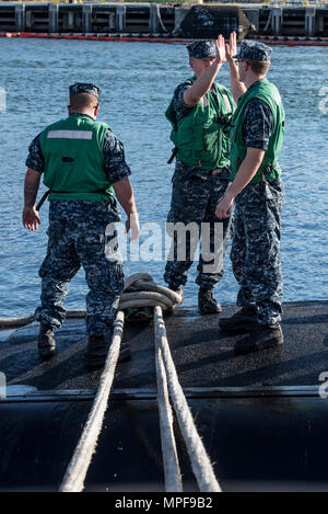 (16 février 2017) membres de l'USS Texas (SSN 775) Ligne poignée qui rentrent au port après des opérations de routine en mer le 16 février 2017. (U.S. Photo par marine Spécialiste de la communication de masse 1ère classe Daniel Hinton) Banque D'Images