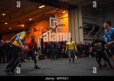 170219-N-MJ135-178 OCÉAN PACIFIQUE (fév. 19, 2017) marins participent à un 3-sur-3 tournoi de basket-ball dans la zone du porte-avions USS Theodore Roosevelt (CVN 71). Le navire est au large de la côte de la Californie du Sud la conduite des opérations d'entraînement de routine. (U.S. Photo par marine Spécialiste de la communication de masse 3 Classe Spencer Roberts/libérés) Banque D'Images