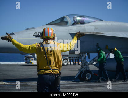 170220-N-KR702-227 OCÉAN PACIFIQUE (fév. 20, 2017) Les Marins de diriger un F/A-18E Super Hornet affectés à l 'justiciers' de Strike Fighter Squadron (VFA) 151 sur la catapulte à bord du porte-avions USS Nimitz (CVN 68). Le navire est en cours de remplacement de la flotte des qualifications de l'opérateur de l'escadron. (U.S. Photo de la marine du Maître de 2e classe Holly L. Herline/libérés) Banque D'Images