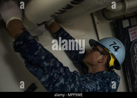 170217-N-ZO915-022 Bremerton, Washington (fév. 17, 2017) l'Aviation aviateur Ordnanceman Jonathan l'Irlande, de Duvall, Washington, applique une bague d'étanchéité du tuyau à un raccord de tuyau à l'escadron dans un bureau d'entretien à bord du USS JOHN C. STENNIS (CVN 74). John C. Stennis mène une disponibilité progressive prévue (PIA) au chantier naval de Puget Sound et l'Installation de maintenance de niveau intermédiaire, au cours de laquelle le navire est soumis à des activités de maintenance et de mise à niveau. (U.S. Photo par marine Spécialiste de la communication de masse 2e classe Jackson G. Brown / relâché) Banque D'Images