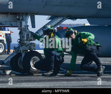 170220-N-KR702-271 OCÉAN PACIFIQUE (fév. 20, 2017) l'Aviation Boatswain's Mates (Matériel) 3 Classe Holified Mandrick, gauche, et Brandon Gewecke préparer un F/A-18E Super Hornet affectés à l 'justiciers' de Strike Fighter Squadron (VFA) 151 pour lancer à bord du porte-avions USS Nimitz (CVN 68). Le navire est en cours de remplacement de la flotte des qualifications de l'opérateur de l'escadron. (U.S. Photo de la marine du Maître de 2e classe Holly L. Herline/libérés) Banque D'Images