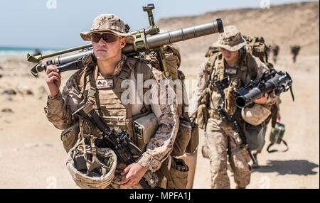 SENOOR BEACH, Oman (fév. 15, 2017) U.S. Marine Cpl. Johnathan Riethmann, un mortarman avec une compagnie du bataillon, 1ère équipe d'atterrissage ne., 4ème Marines, 11e Marine Expeditionary Unit, marche vers un lieu à Senoor Beach, Oman, en préparation de l'exercice Sea soldat, le 15 février. 2017 Soldat de la mer est un annuel, exercice bilatéral mené avec l'Armée royale d'Oman conçu pour démontrer les compétences de coopération et la volonté des États-Unis et pays partenaires de collaborer dans le maintien de la stabilité régionale et la sécurité. USS Somerset, avec la 11e unité expéditionnaire de Marines embarqués, est déployée aux États-Unis 5 Banque D'Images