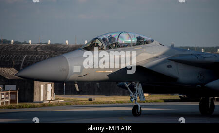 Un F-15 Eagle du 44th Fighter Squadron de l'US Air Force pour le décollage à la base aérienne de Kadena, au Japon. Les pilotes se coordonnent avec les escadrons 27 et 102 de l'US Navy Strike Fighter Squadrons de la Naval Air Facility Atsugi dans le premier exercice de combat aérien conjoint entre les unités de l'USAF et de l'USN au Japon. Le F-15C/d, propulsé par deux turboréacteurs Pratt & Whitney F100-PW-220 à postcombustion, est utilisé pour des missions de supériorité aérienne. L'exercice démontre l'interopérabilité, le vol en formation, les manœuvres tactiques et la préparation aux opérations combinées dans la région Indo-Pacifique. Banque D'Images