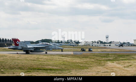 Les Super Hornets F/A-18E/F de l'US Navy des Strike Fighter Squadrons VFA-27 et VFA-102 se préparent pour le lancement à la base aérienne de Kadena, au Japon. Le bimoteur F414-GE-400 propulsé par turboréacteur fonctionne aux côtés des F-15 Eagles de l'USAF du 44th Fighter Squadron lors du premier exercice de combat aérien conjoint entre les unités de l'US Navy et de l'Air Force stationnées au Japon. Les exercices se concentrent sur les engagements air-air, le vol en formation, l'interopérabilité, la compétence tactique et la préparation à la mission dans le théâtre indo-pacifique. Banque D'Images