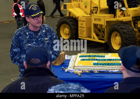 170223-N-RU971-020 SASEBO, Japon (fév. 23, 2017) Le Cmdr. George Clark, officier d'approvisionnement du navire d'assaut amphibie USS Bonhomme Richard (DG 6), parle de fournir au personnel du ministère lors d'un 222e anniversaire du Corps Alimentation célébration dans le hangar du navire. Bonhomme Richard, l'avant-déployé à Sasebo, au Japon, est au service de l'avant pour avoir une capacité d'intervention rapide en cas de catastrophe naturelle ou d'urgence régionaux. (U.S. Photo par marine Spécialiste de la communication de masse 3 Classe Cameron McCulloch/libéré) Banque D'Images