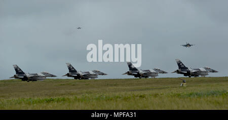 U.S. Air Force F-16 Fighting Falcon affecté à la 18e escadron agresseur, Eielson Air Force Base, en Alaska, se préparer à faire face au cours de l'exercice de décollage Nord 2017 à Andersen Air Force Base, Guam, 16 février 2017. L'exercice est conçu pour accroître la préparation au combat entre les États-Unis, l'Australie et le Japon, y compris par rapport à l'air de chasse chasse tactiques de combat training et air-sol au cours de la formation mission grève Farallon de Medinilla gamme 160 miles marins au nord de Guam. (U.S. Air Force photo par un membre de la 1re classe Christopher Quail/libérés) Banque D'Images