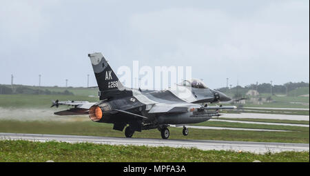 Un U.S. Air Force F-16 Fighting Falcon affecté à la 18e escadron agresseur, Eielson Air Force Base, Alaska, prend son envol au cours de l'effort à faire face au Nord 2017 à Andersen Air Force Base, Guam, 16 février 2017. L'exercice est conçu pour accroître la préparation au combat entre les États-Unis, l'Australie et le Japon, y compris par rapport à l'air de chasse chasse tactiques de combat training et air-sol au cours de la formation mission grève Farallon de Medinilla gamme 160 miles marins au nord de Guam. (U.S. Air Force photo de Tech. Le Sgt. Richard P. Ebensberger/libérés) Banque D'Images